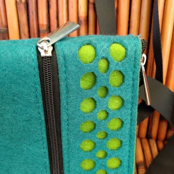 NWOT UNIQUE BOUTIQUE Modern Felt Teal/Lime Green 2 Zip Pockets Adjustable Strap - Picture 4 of 11